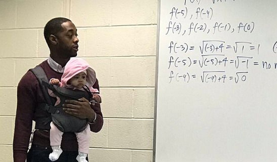 Αυτός ο καθηγητής παραδίδει μάθημα αγκαλιά με ένα μωρό! Ο λόγος;